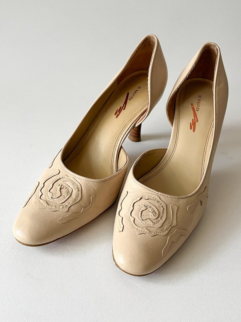 Le Saunda Women’s Leather High Heel Dress Shoes Elegant Floral Embossed Detail